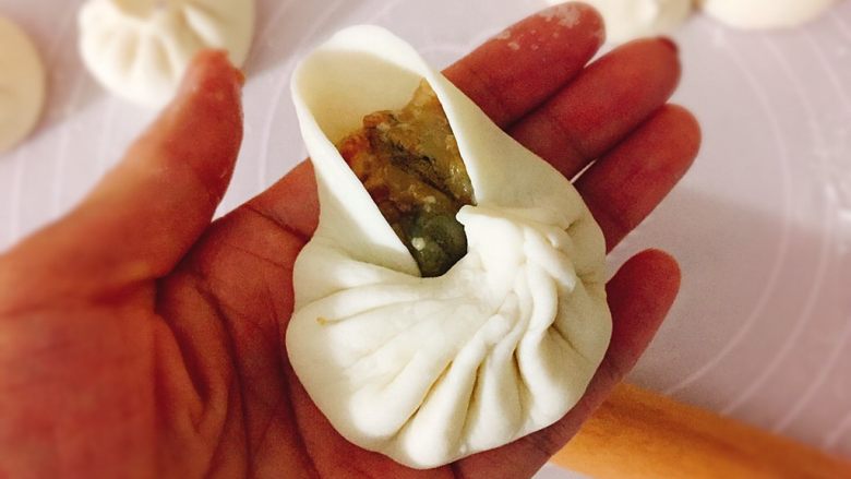 美味早餐+家常鲜虾肉包,均匀的捏出小折,收口
