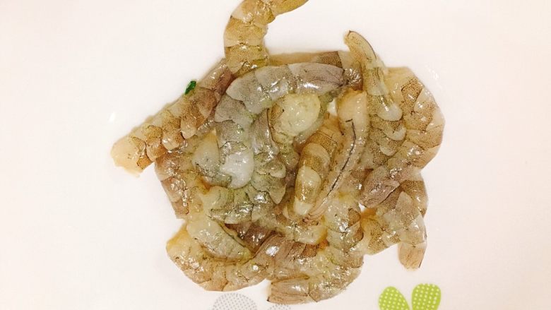 美味早餐+家常鲜虾肉包,明虾去头去壳去虾线,用少量的<a style='color:red;display:inline-block;' href='/shicai/ 718'>料酒</a>腌制一下