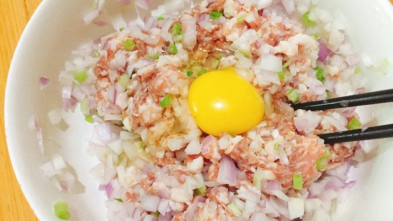 美味早餐+家常鲜虾肉包,打入土鸡蛋,顺时针搅拌均匀