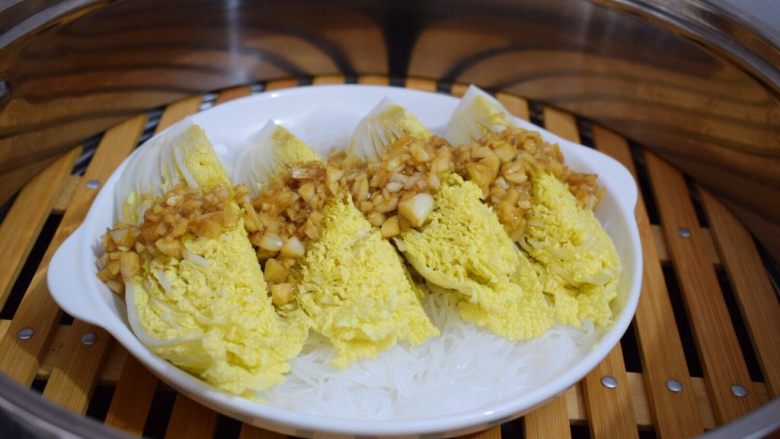 蒜蓉粉丝蒸娃娃菜,放入烧开水的蒸锅,大火蒸10分钟即可