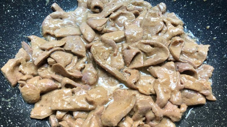 蒜苗炒猪肝,猪肝炒至变色,盛到盘里待用