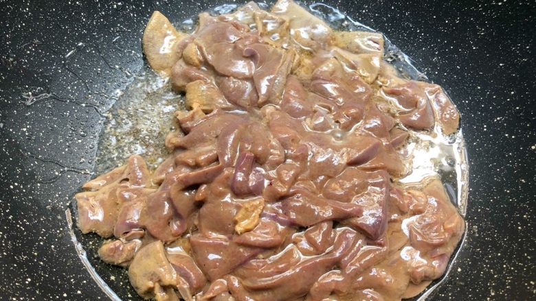 蒜苗炒猪肝,热锅放入适量油,倒入腌制好的猪肝