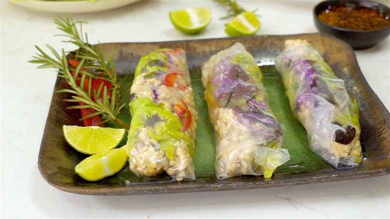 等“戴”一道菜之越南春卷,依次包好全部春卷,搭配蘸料即可享用