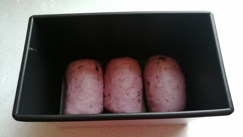 淡奶油紫薯蜜豆吐司,再依次做好剩下的两个面团,把它们摆入450吐司盒中进行发酵。