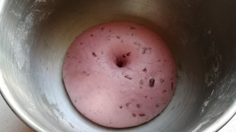 淡奶油紫薯蜜豆吐司,面团发酵至两倍大,手指戳洞不回缩不塌陷即发面完成。