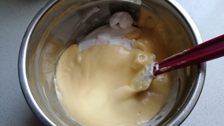 蔓越莓南瓜戚风蛋糕,然后再将拌好的蛋糊倒入剩下的蛋白霜中继续翻拌均匀,拌好后再加入<a style='color:red;display:inline-block;' href='/shicai/ 109174'>蔓越莓干</a>稍微翻拌几下。