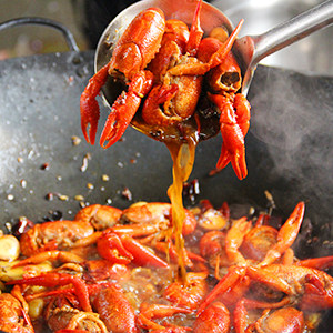 美味油焖大虾的做法,锅热后加入比平时炒菜略多一点的<a style='color:red;display:inline-block;' href='/shicai/ 849'>花生油</a>；等油烧热后放入腌制好的虾；