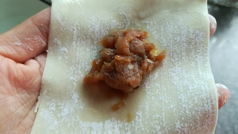 猪肉馅馄饨,取一张皮上边用手指蘸点清水抹上,放上搅拌好的肉馅