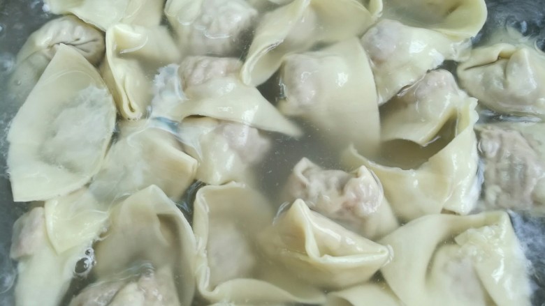 猪肉馅馄饨,锅中加水烧开后,倒入包好的馄饨,像煮水饺一样煮熟即可