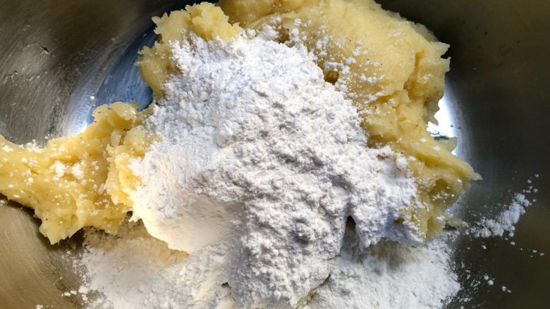 芝士土豆球,把土豆泥倒入大碗里,加入100g糯米粉