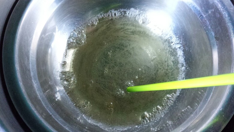 法式甜点–夏威夷风情椰子,透明“椰子水”:用碗装20g饮用水、1片吉利丁片,待吉利丁片泡软后隔水加热至完全融化,关火。