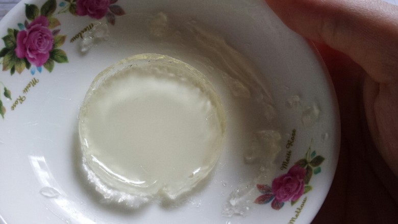 法式甜点–夏威夷风情椰子,加入70g椰子水搅拌均匀。入模冷冻定型,脱模后放冰箱冷藏。