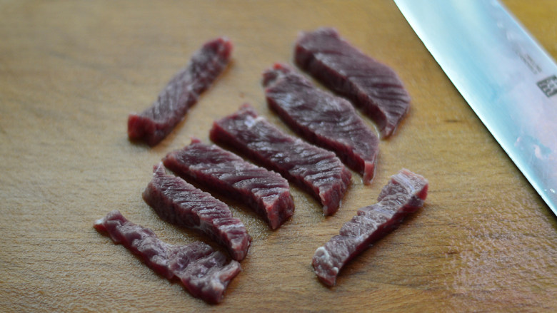 西兰花番茄牛肉粥(辅食),<a style='color:red;display:inline-block;' href='/shicai/ 216'>牛肉</a>切成小片
