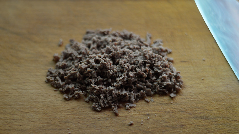 西兰花番茄牛肉粥(辅食),切成碎末待用