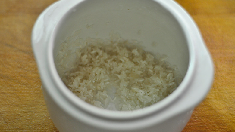 西兰花番茄牛肉粥（辅食）,<a style='color:red;display:inline-block;' href='/shicai/ 492'>大米</a>放入炖盅里，淘洗干净