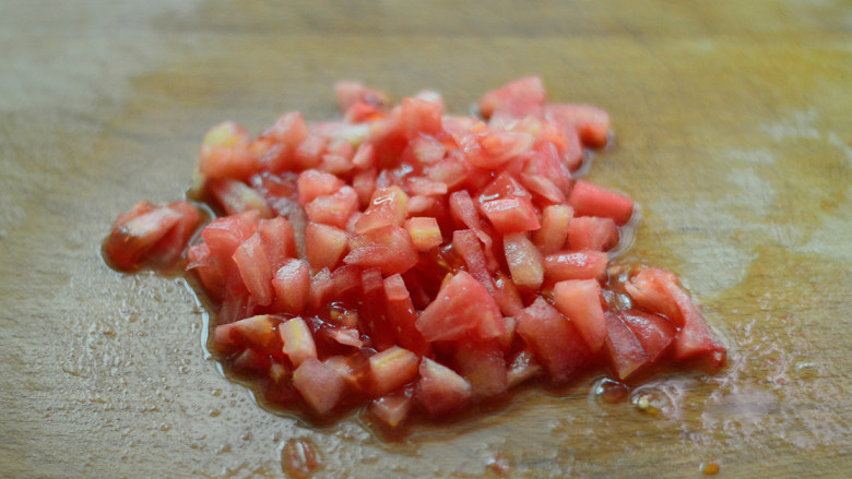 西兰花番茄牛肉粥(辅食),<a style='color:red;display:inline-block;' href='/shicai/ 59'>番茄</a>去皮切成小丁