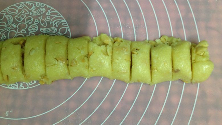 花生椰蓉球,
然后搓成长条,分成8克的小份