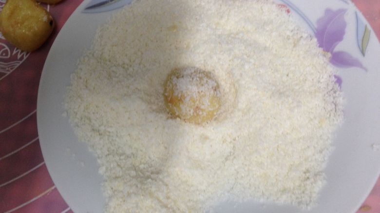 花生椰蓉球,
放入椰蓉中(分量外)表面滚上一层椰蓉