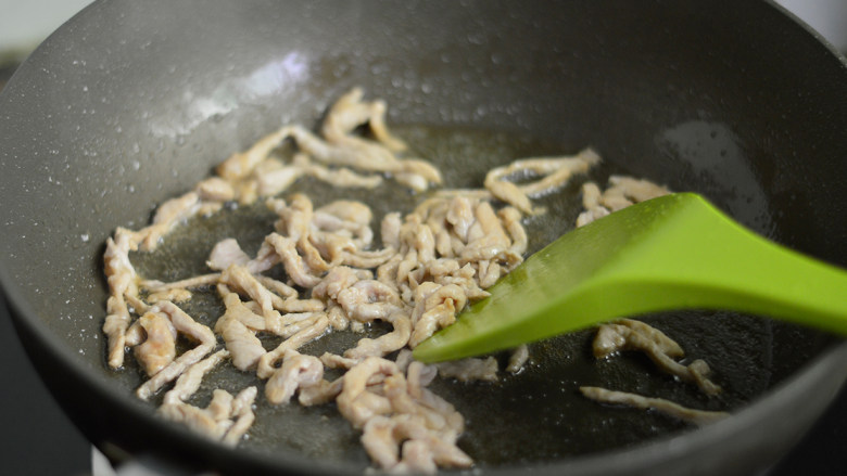 肉丝炒面,锅里倒入少许油,烧热后放入肉丝快速炒散