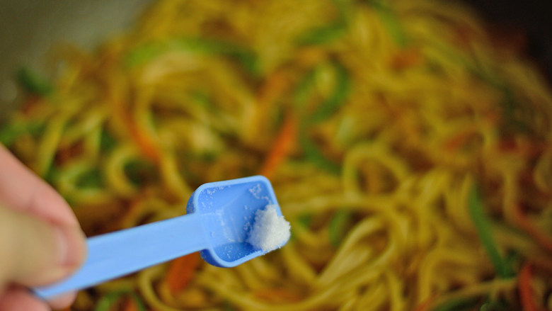 肉丝炒面,最后调入少许盐和白糖,翻炒均匀即可