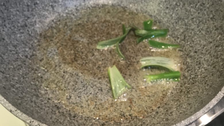 橄榄菜炒河粉,锅内留油,再加入一点油,然后放入葱翻炒出味