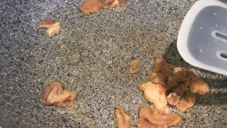 橄榄菜炒河粉,冷锅热油,放入肉丝翻炒熟装出锅待用