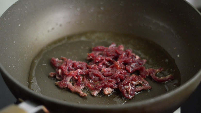 杂蔬牛肉丝,锅里倒入少许油,放入牛肉丝