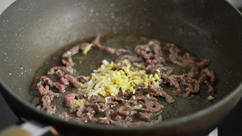 杂蔬牛肉丝,快速划炒至牛肉丝变色后放入姜蒜末炒香