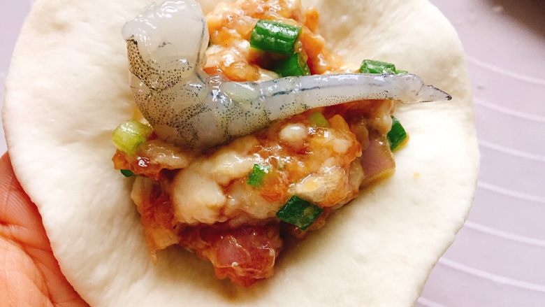 美味早餐+家常鲜虾肉包,取内馅放入面皮中央(面皮和内馅的量1:1)中心放上一颗虾仁
