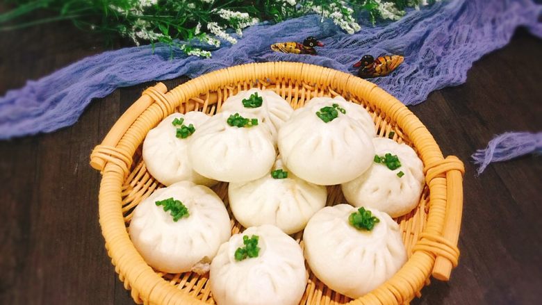 美味早餐+家常鲜虾肉包,冷水上锅蒸,大火烧至水开上汽后,转中大火蒸约13分钟关火,不揭盖,继续焖3分钟即可