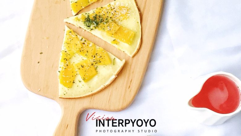 鸡蛋芝士南瓜饼
,不粘锅刷油，摊上鸡蛋液小火煎，再码上南瓜片，饼熟了以后就可以出锅了。
