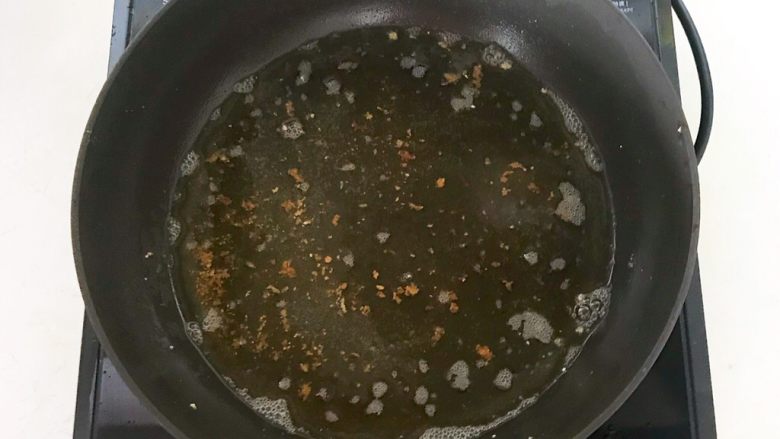 美味小零食 香酥开边蚕蛹,油温继续加热