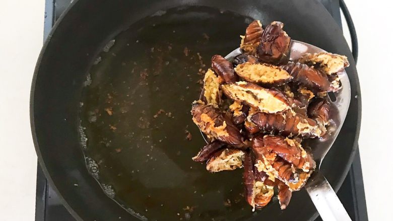 美味小零食 香酥开边蚕蛹,把蚕蛹再次放入油锅,二次复炸