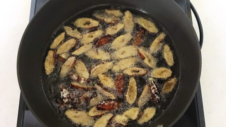 美味小零食 香酥开边蚕蛹,油温5分热的时候放入蚕蛹