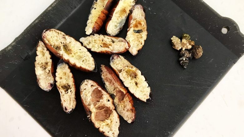 美味小零食 香酥开边蚕蛹,蚕蛹晾凉后从中间切开,取出中间的小蚕