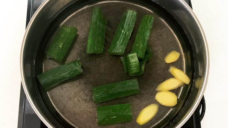 美味小零食 香酥开边蚕蛹,锅里加入冷水,放入姜片和葱叶,水开后煮5分钟