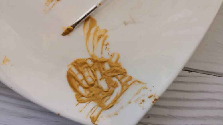 奥利奥莓香冰激凌蛋糕,在少许金粉中加入2-3滴酒调匀,用刷子刷在巧克力的一边,自己想怎么刷都可以。