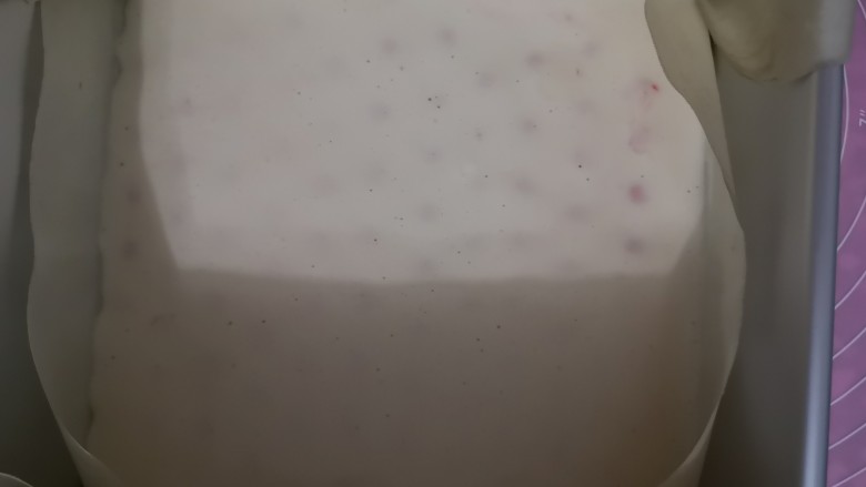 萌萌哒草莓酱卷,波点烤好后拿出,将剩下的蛋糕液倒进平铺好,送入考试烤箱170度15分钟。