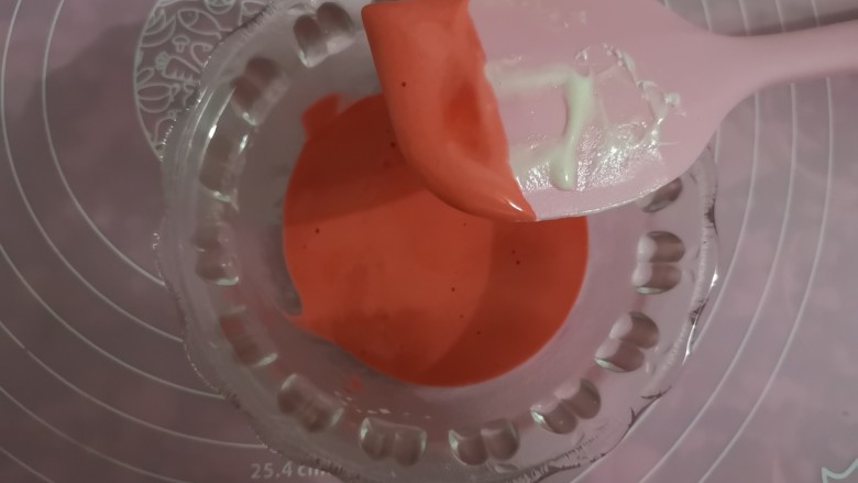 萌萌哒草莓酱卷,取一坨做好的蛋糕液,加入一丢丢红色色素,搅拌均匀。这时候预热烤箱170度。