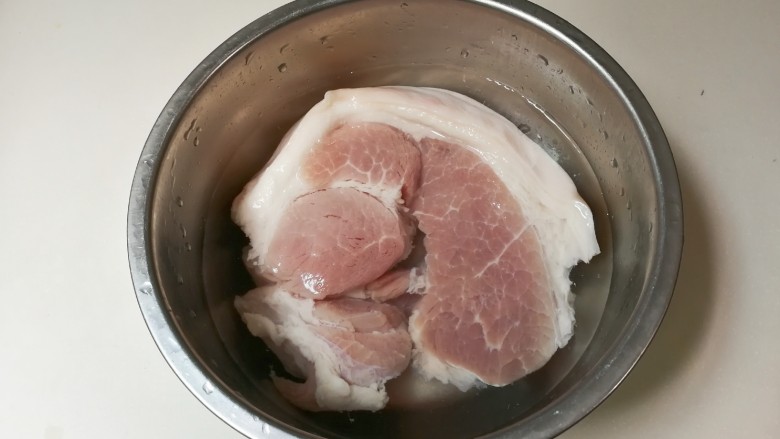 诱人的酱肉,<a style='color:red;display:inline-block;' href='/shicai/ 212002'>猪后腿肉</a>洗净,放清水浸泡十分钟,来做以下准备工作