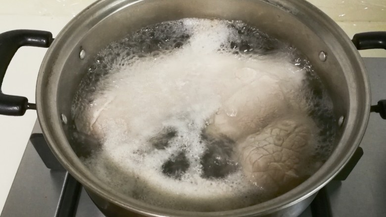 诱人的酱肉,将猪肉和冷水一起烧开撇去浮沫,继续小火烧两分钟焖十分钟
