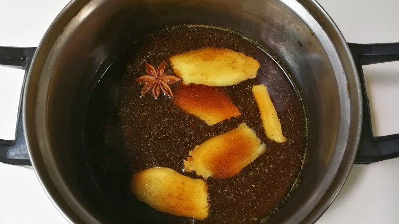 诱人的酱肉,放入一大勺生抽,两大勺料酒