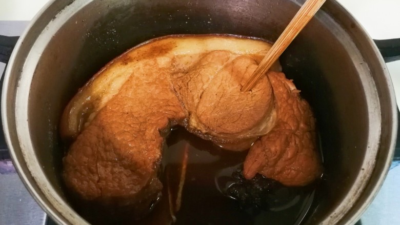 诱人的酱肉,一小时后用筷子轻松穿透肉就可以了,凉透放入保鲜盒,再放入冰箱冷藏两小时