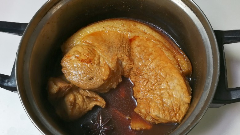 诱人的酱肉,中途将猪肉翻个面再烧