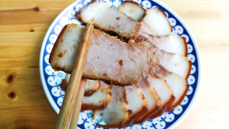 诱人的酱肉,切片盛盘,一点不柴,非常烂还香