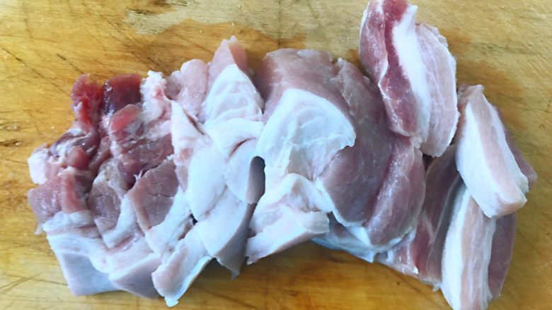 肉夹馍,猪五花肉洗净沥干水份切成大块