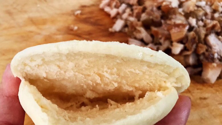 肉夹馍,煎制好的面饼从中间片三分之处切开放入五花肉可以淋上少许煮肉的汤汁更加美味