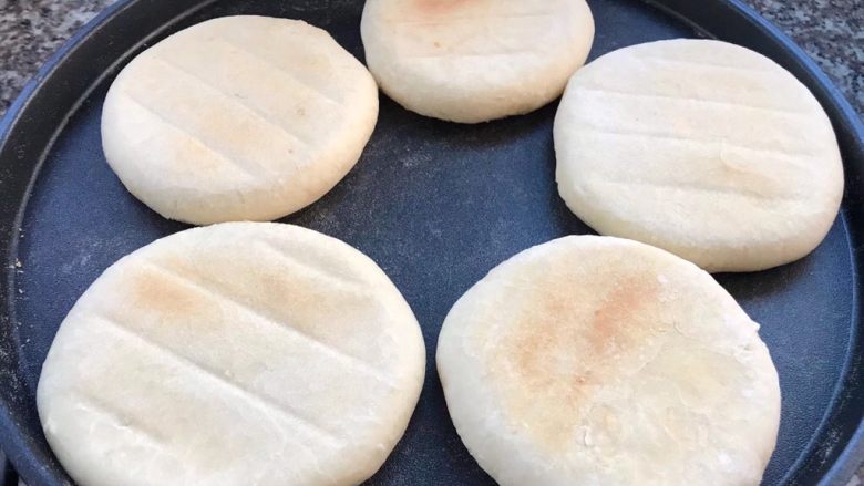 肉夹馍,醒制好的面饼摆放在电饼档中上下火煎至8分钟左右两面金黄色即可