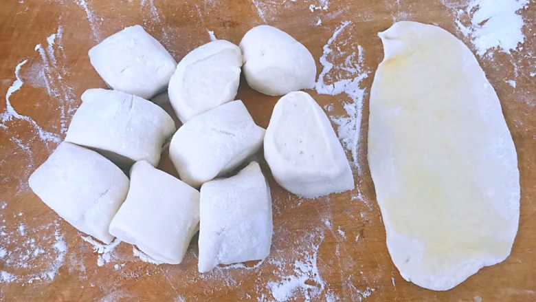 肉夹馍,面团揉好切成小剂子依次将每一个擀平抹少许油