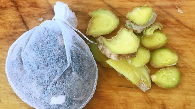 肉夹馍,准备卤料包<a style='color:red;display:inline-block;' href='/shicai/ 695'>八角</a>、<a style='color:red;display:inline-block;' href='/shicai/ 700'>花椒</a>、<a style='color:red;display:inline-block;' href='/shicai/ 135'>茴香</a>、<a style='color:red;display:inline-block;' href='/shicai/ 3762'>白芷</a>、<a style='color:red;display:inline-block;' href='/shicai/ 741'>香叶</a>、<a style='color:red;display:inline-block;' href='/shicai/ 3750'>肉桂</a>、<a style='color:red;display:inline-block;' href='/shicai/ 3772'>陈皮</a>、<a style='color:red;display:inline-block;' href='/shicai/ 710'>桂皮</a>装入白纱包扎紧<a style='color:red;display:inline-block;' href='/shicai/ 37'>姜</a>切片备用